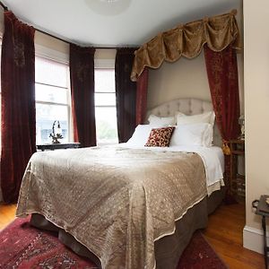 Deluxe Queen Room The Ross Room