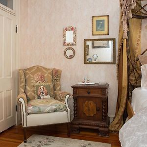 Deluxe Queen Room Lace Room